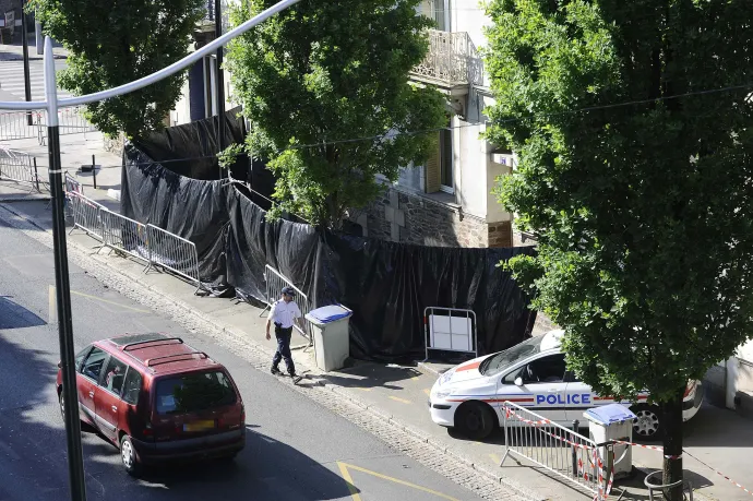 Rendőrök helyszínelnek a Dupont de Ligonnès család nantes-i házánál 2011. április 22-én – Fotó: Jean-Sebastien Evrard / AFP