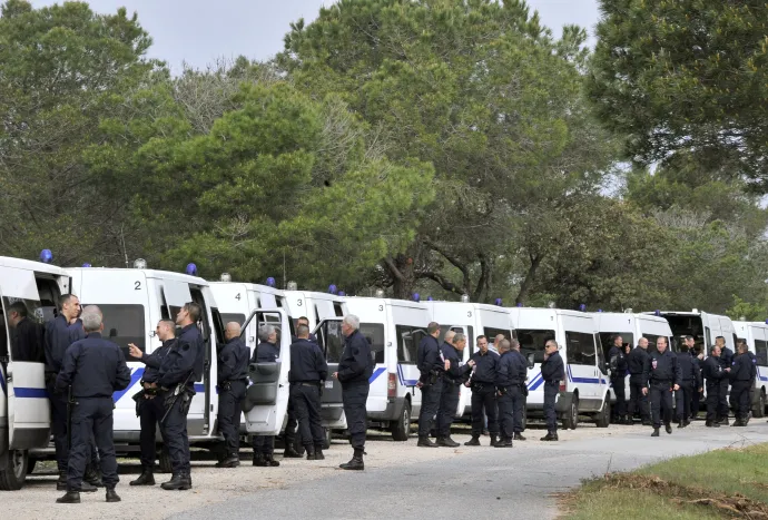 Keresőcsapatok Roquebrune-sur-Argens közelében 2011. április 29-én – Fotó: Boris Horvat / AFP