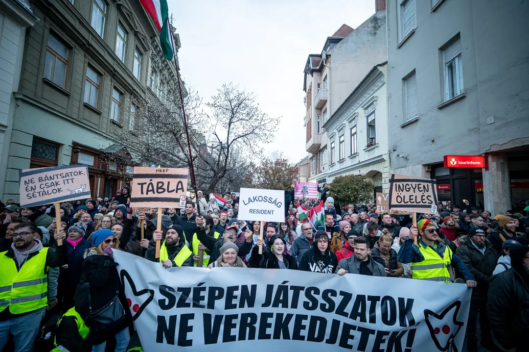 Több tucat fütyülő, sípoló tüntető fogadta Orbánt Szombathelyen