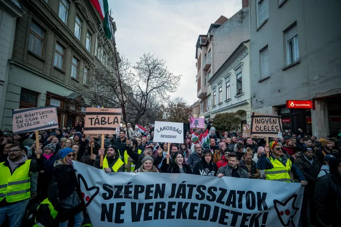Több tucat fütyülő, sípoló tüntető fogadta Orbánt Szombathelyen
