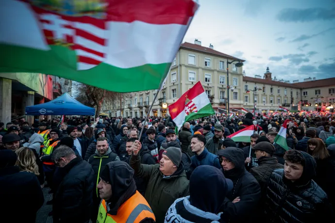 Valtonos sorfal állt fel az ellentüntetők előtt a szombathelyi Savaria téren – Fotó: Ránki Dániel / Telex