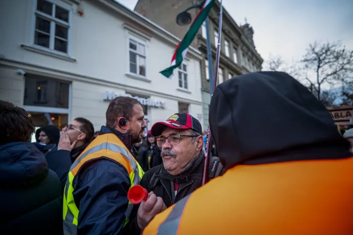 Valtonos sorfal állt fel az ellentüntetők előtt a szombathelyi Savaria téren – Fotó: Ránki Dániel / Telex