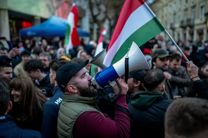 Beregszászi Zsolt, az ÉKM Tájékoztatási és Információs Központját felügyelő miniszteri biztos is ott volt Szombathelyen is, ahogyan a miniszterelnök országjárásának többi helyszínén is – Fotó: Ránki Dániel / Telex