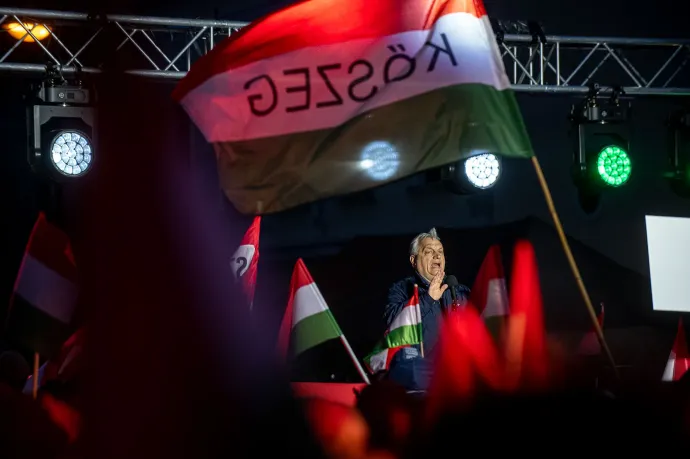 Orbán Viktor a színpadon, a tömegben szimpatizánsok és ellentüntetők skandálnak – Fotó: Ránki Dániel / Telex