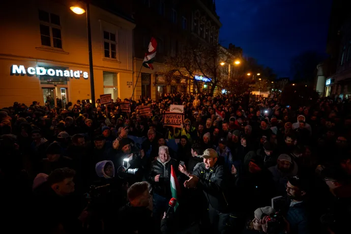 Orbán Viktor a színpadon, a tömegben szimpatizánsok és ellentüntetők skandálnak – Fotó: Ránki Dániel / Telex