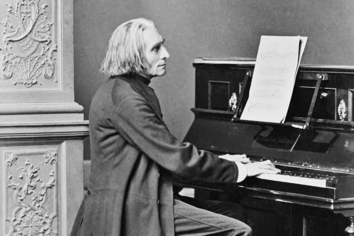 Liszt Ferenc olyan elemi erővel játszott, hogy nem győzték pótolni a zongorákat a koncertjein