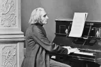 Liszt Ferenc olyan elemi erővel játszott, hogy nem győzték pótolni a zongorákat a koncertjein