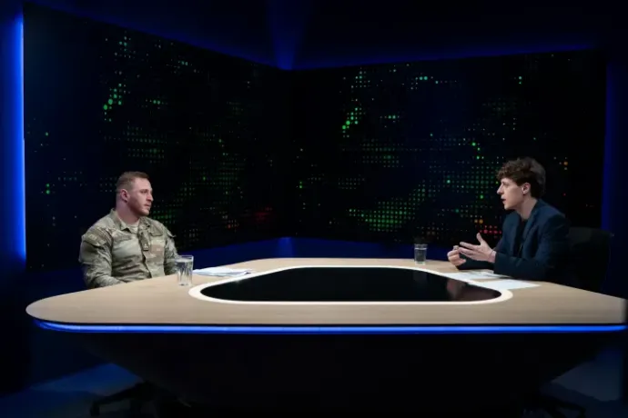 Captain Szilveszter Pálinkás and journalist Tamás Fábián at Telex's studio – Photo: Barna Bakos / Telex