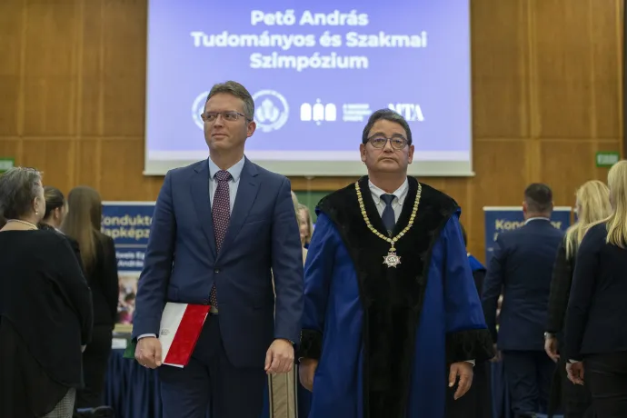 Hankó Balázs kultúráért és innovációért felelős miniszter és Merkely Béla rektor távozik a Semmelweis Egyetem Pető András Karának tudományos és szakmai szimpóziuma végén, a kar kihelyezett szabadkai képzésében részt vevő elsőéves hallgatók fogadalomtétele után 2024. november 28-án – Fotó: Kocsis Zoltán / MTI