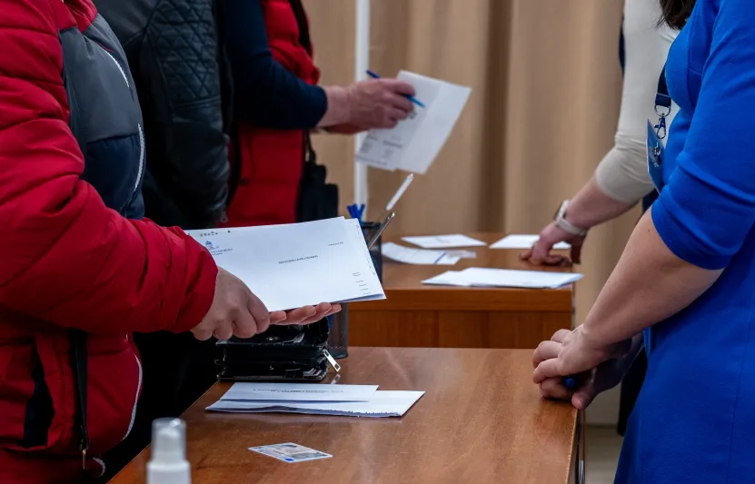 Két szavazólap egy névre, halottnak küldött boríték – olvasók jeleztek rendellenességeket a levélszavazásról