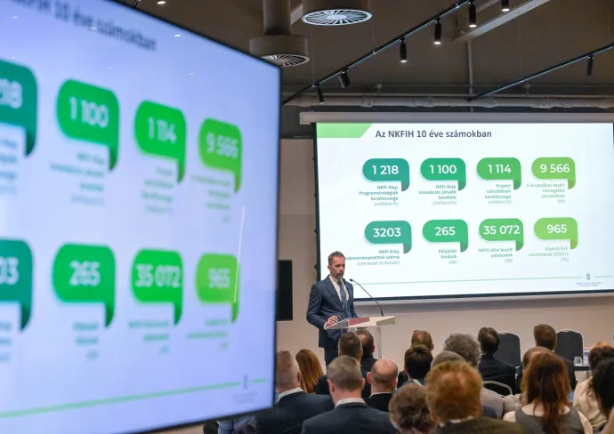 Kiss Ádám István, a Nemzeti Kutatási, Fejlesztési és Innovációs Hivatal (NKFIH) elnöke beszédet mond az NKFIH Szinergiák az innovációs ökoszisztémában című konferenciáján a Bálna Honvédelmi Központ Hadik termében 2025. november 27-én – Fotó: Bruzák Noémi / MTI