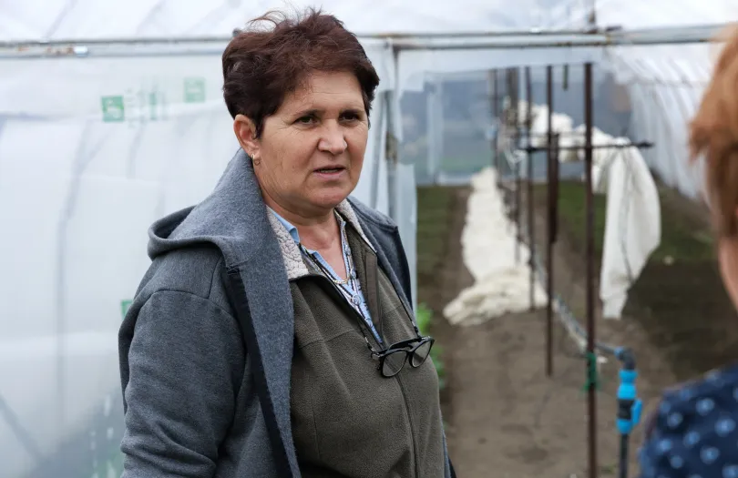 Balázs Éva és Anna néni retekkel és zöldhagymával pakoltak fel – Fotó: Gozner Gertrud / Transtelex