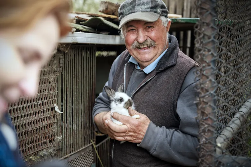 A Vincellér családnál megsimogattuk Misi bácsi nyuszijait. Búcsúzáskor kikísértek az autóig – Fotó: Gozner Gertrud / Transtelex