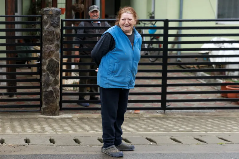 A Vincellér családnál megsimogattuk Misi bácsi nyuszijait. Búcsúzáskor kikísértek az autóig – Fotó: Gozner Gertrud / Transtelex