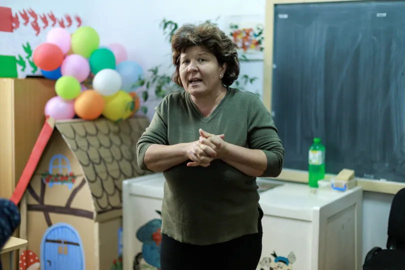 Balázs Magda tanítónő és a magyar kormánytámogatásból felújított óvodaépület, ahol most tizenhárom gyermekkel foglalkoznak naponta – Fotó: Gozner Gertrud / Transtelex