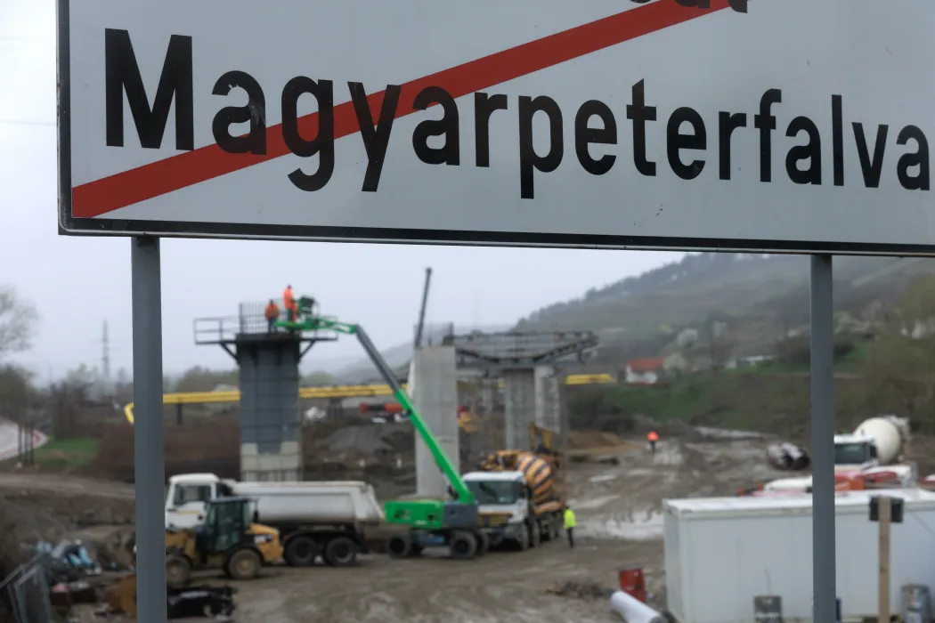 Épül a balázsfalvi terelőút Magyarpéterfalva határában – Fotó: Gozner Gertrud / Transtelex