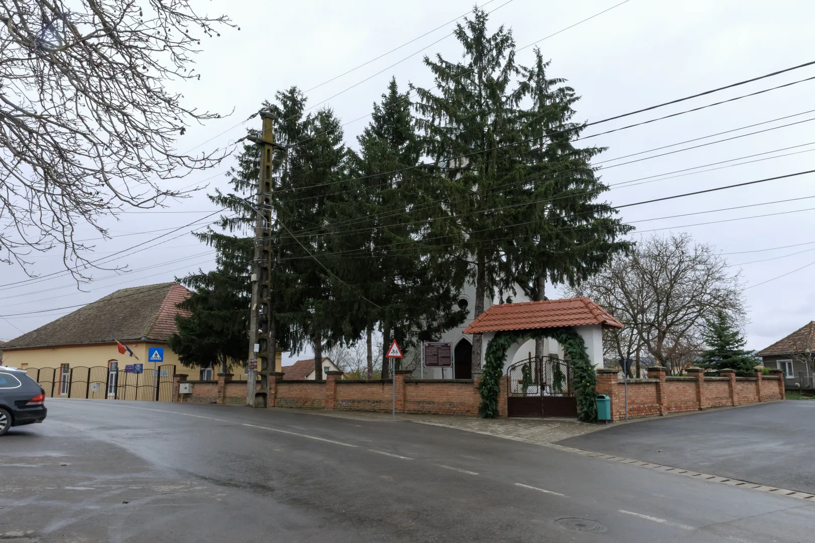A falu központja, a templom mellett az iskola épülete – Fotó: Gozner Gertrud / Transtelex