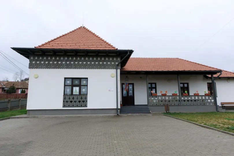 Balázs Magda tanítónő és a magyar kormánytámogatásból felújított óvodaépület, ahol most tizenhárom gyermekkel foglalkoznak naponta – Fotó: Gozner Gertrud / Transtelex