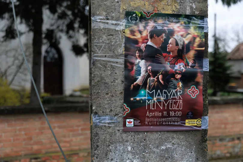 Csendes a falu, de hétvégékre kulturális kínálat is van, a választások előtti szombaton vetítik a Magyar menyegzőt itt is – Fotó: Gozner Gertrud / Transtelex