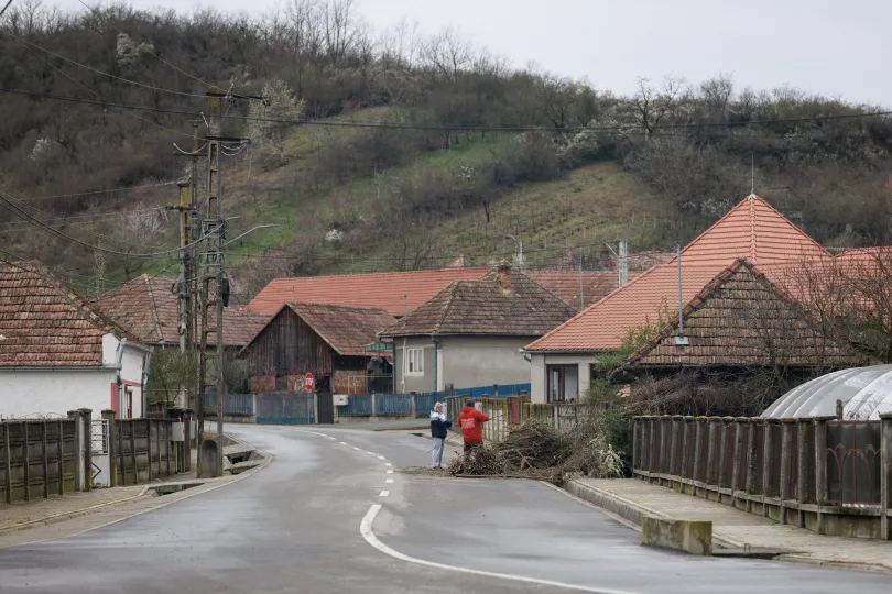 Csendes a falu, de hétvégékre kulturális kínálat is van, a választások előtti szombaton vetítik a Magyar menyegzőt itt is – Fotó: Gozner Gertrud / Transtelex
