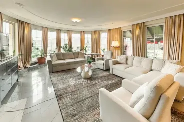 Mindössze öt család lakik abban a budai zsákutcában, ahol ez meseszép villa áll