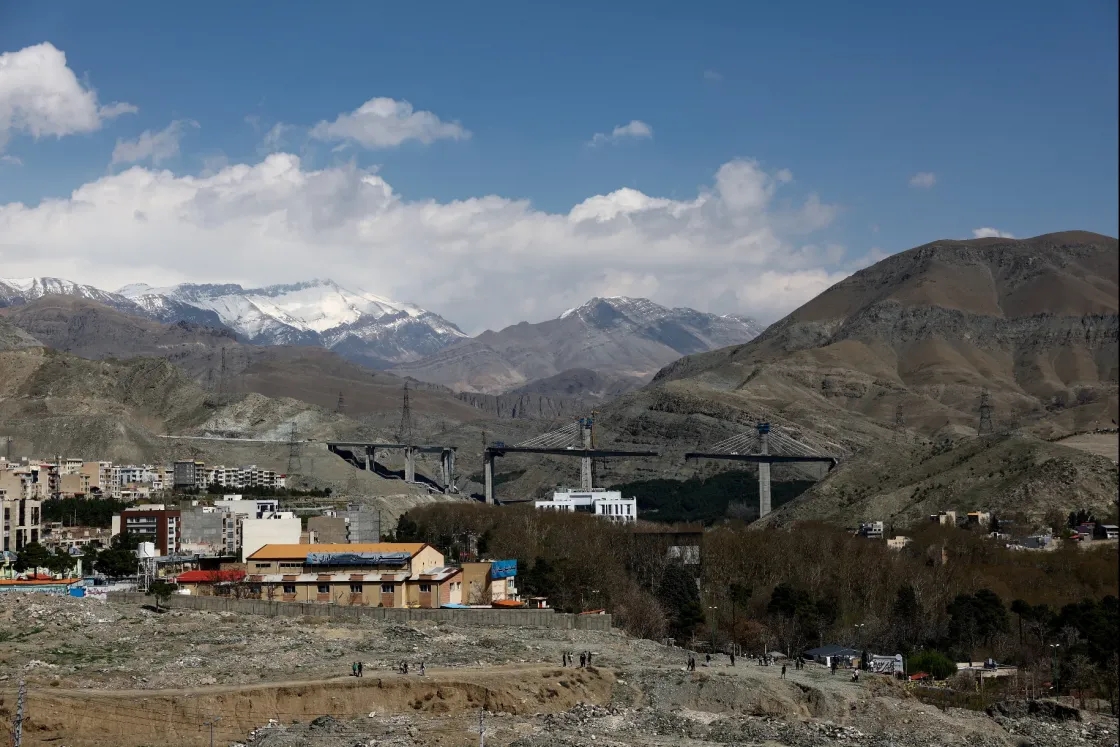 Az amerikaiak és Irán egymással versenyt futva keresik a lelőtt F-15E vadászbombázó legénységének eltűnt tagját