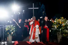 XIV. Leó pápa vitte a keresztet a nagypénteki körmenet teljes útvonalán