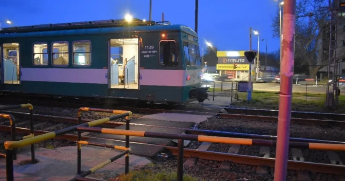 RTL: Meghalt a 14 éves fiú, akit elütött a HÉV, miközben fejhallgatóval a fülében nyomkodta a mobilját