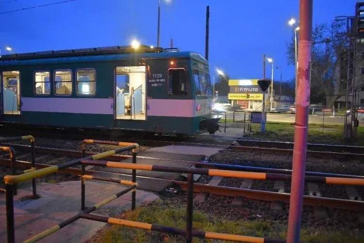 RTL: Meghalt a 14 éves fiú, akit elütött a HÉV, miközben fülhallgatóban nyomkodta a mobilját