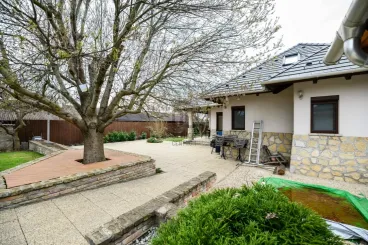 Több mint egynyári kalandot ígérnek vízpart közelében, akár állandó otthonnak is