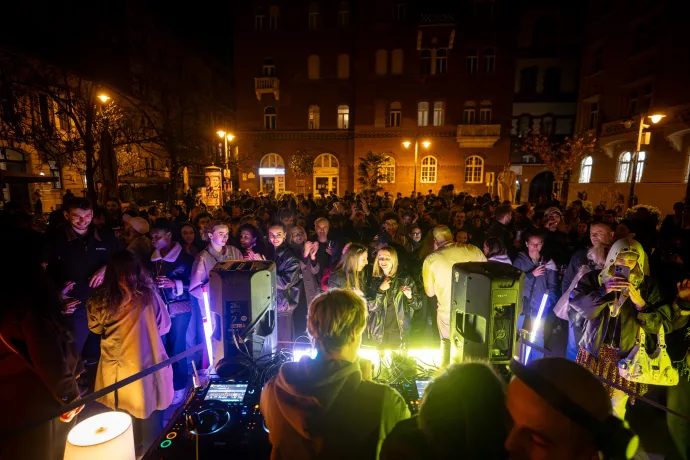 Open-air buli a Mikszáth téren DJ-pultokkal, innen sétáltak át az emberek éjfélkor a Turbinához – Fotó: Ránki Dániel / Telex