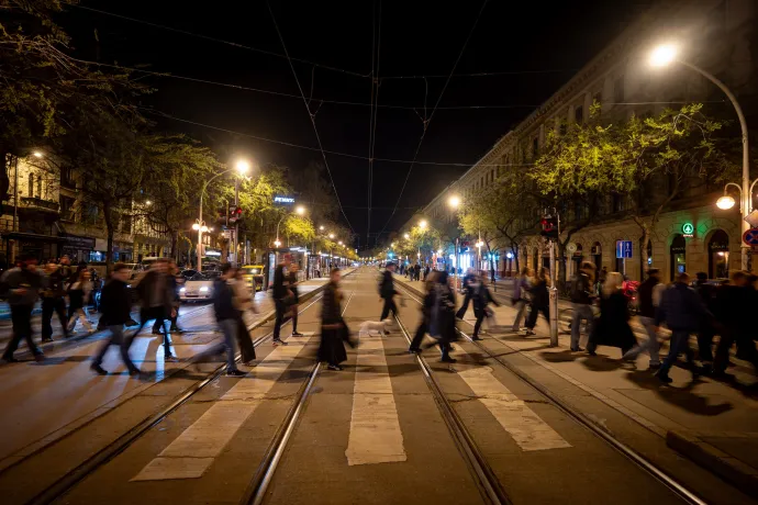 Open-air buli a Mikszáth téren DJ-pultokkal, innen sétáltak át az emberek éjfélkor a Turbinához – Fotó: Ránki Dániel / Telex