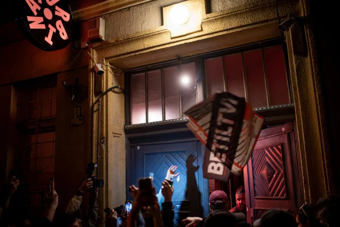 Éjfélkor lekerült a hatósági tiltásról szóló tájékoztató és kinyitották a kaput – Fotó: Ránki Dániel / Telex