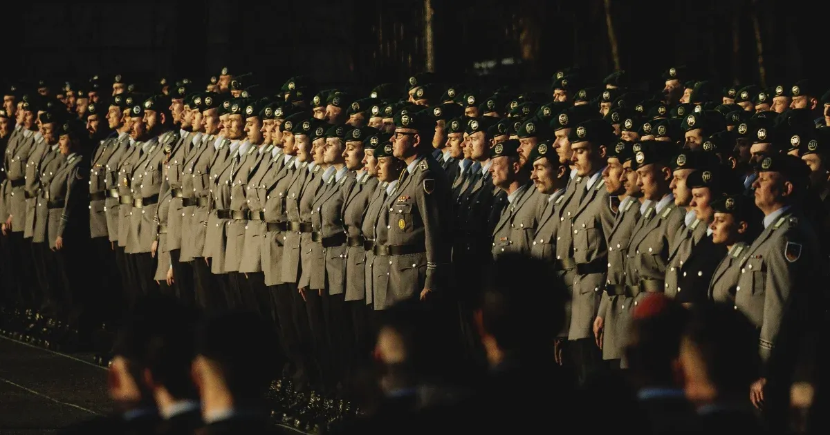 Katonai engedélyhez kötik Németországban, hogy a 17-45 év közti férfiak külföldön tartózkodjanak