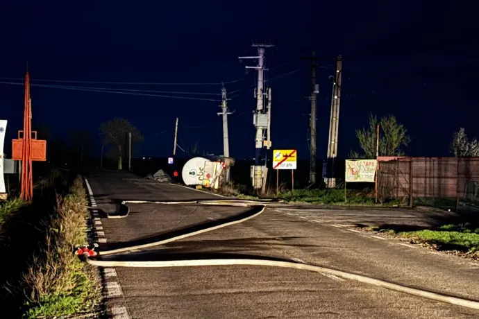 Cseppfolyósított gázt szállító tartálykocsi borult fel, 90 embert evakuáltak