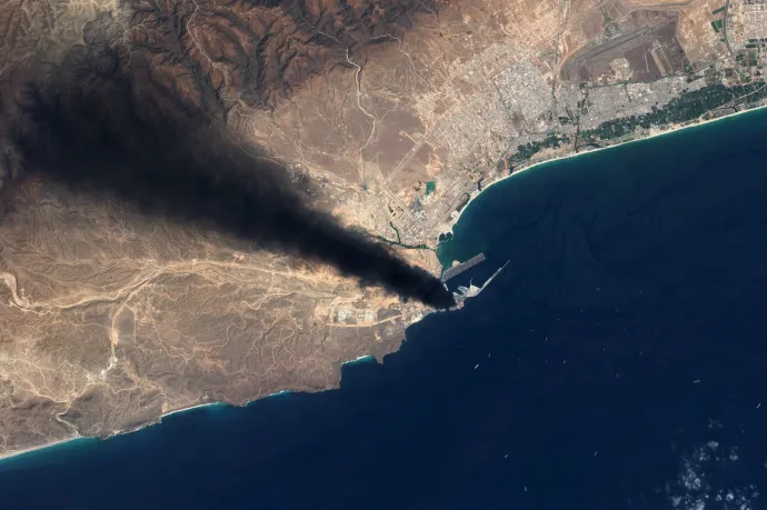 Műholdkép az ománi Szalalah olajterminálját ért támadás következményéről 2026. március 13-án – Fotó: Gallo Images / Orbital Horizon / Copernicus Sentinel Data 2026 / Getty Images