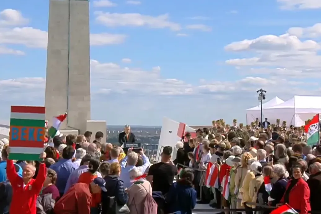 Orbán lenézett a frissen átadott Citadelláról, és azt mondta, szavazzon mindenki a Fideszre