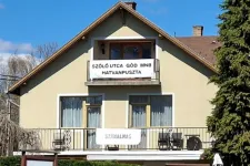 „Szánalmas” felirat került a plakátháború dúlta balatonfüredi házra