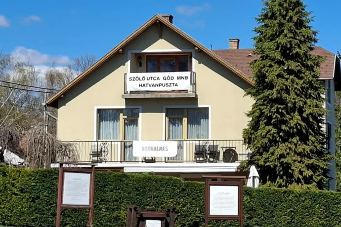 „Szánalmas” felirat került a plakátháború dúlta balatonfüredi házra