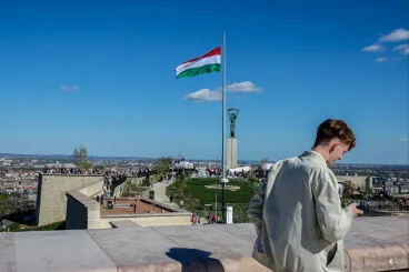 Üveghíd és vakítóan fehér betonáttörés: átadták a felújított Citadellát