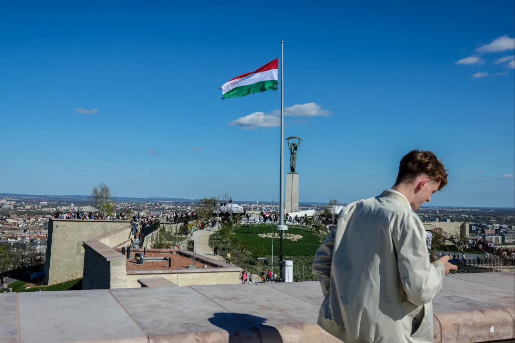 Üveghíd és vakítóan fehér betonáttörés: átadták a felújított Citadellát