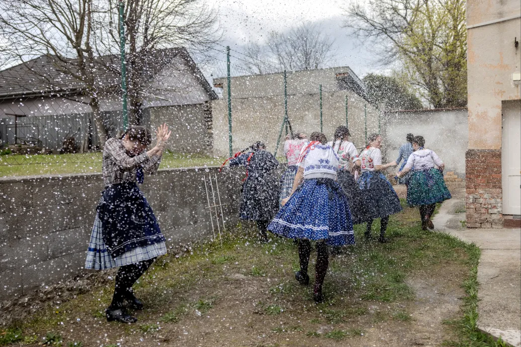 A locsolás mellett záporokat és erős széllökéseket is hoz a húsvéthétfő