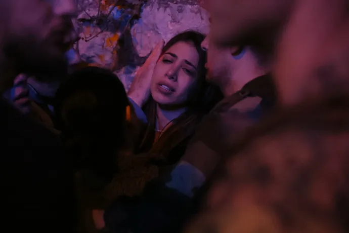 Sérültet látnak el egy izraeli támadás helyszínén, bejrúti keleti részén fekvő Ain Saadeh városában, 2026. április 5-én – Fotó: Ibrahim Amro / AFP