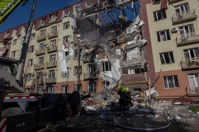 Ukrán mentőalakulatok dolgoznak egy orosz támadást követően egy súlyosan megrongálódott lakóépület romjainál 2026. április 6-án Odesszában – Fotó: Oleksandr Gimanov / AFP