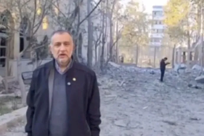 Masoud Tajrishi, a Sharif Műszaki Egyetem ideiglenes rektora beszél egy 2026. április 6-án közzétett közösségi médiában megjelent felvételen, miután az iráni Fars hírügynökség szerint egy amerikai–izraeli támadás érte az egyetem adatközpontját Teheránban – Forrás: Közösségi Média / Reuters