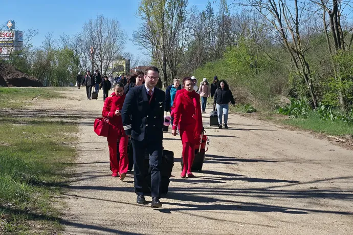 J. D. Vance érkezése miatt egy ideig csak gyalog lehetett megközelíteni a repteret