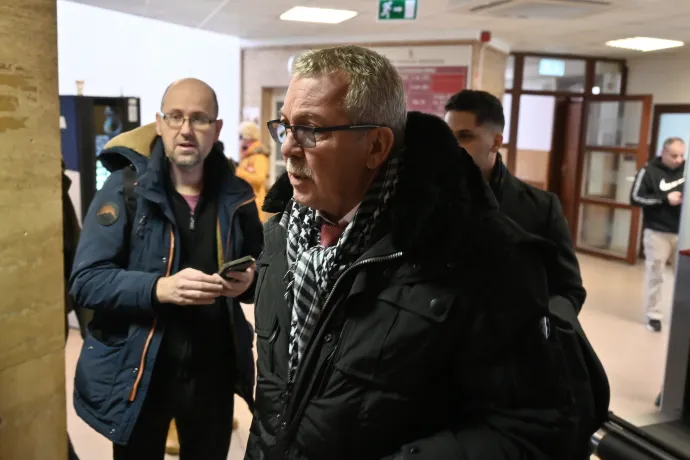 Plenter Nándor ügyvéd a bíróságon, ahol február 17-én döntöttek a bűnügyi felügyeletről – Fotó: Laczó Balázs / Telex