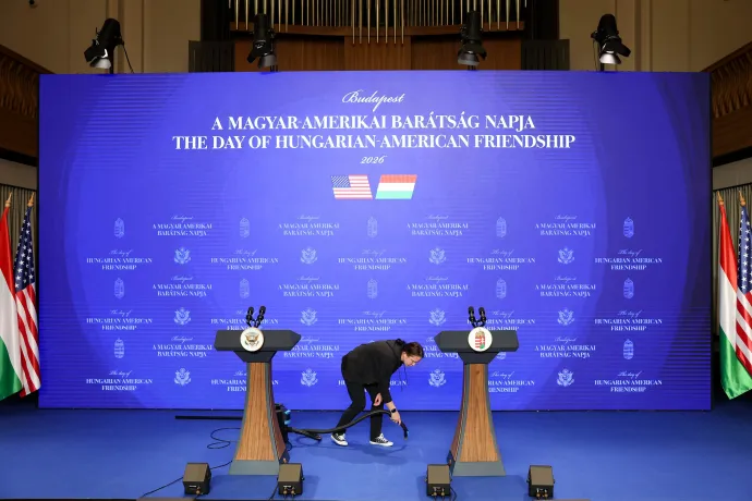 A sajtótájékoztató helyszínét készítik elő a Karmelita kolostorban – Fotó: Bődey János / Telex