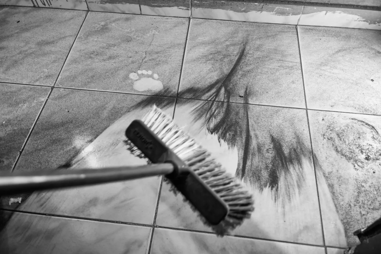 Por egy Moon Valley-i otthon padlóján. Ha az ablakokat mindössze fél órára nyitva hagyják, közel egy centiméternyi por rakódik le. Alexandria, Egyiptom, 2018. március 18. Abdelrahman éppen arra készül, hogy folyadékot távolítsanak el a tüdejéből. A kezelésére szükséges pénzt ennek a projektnek a keretében gyűjtötték össze. Alexandria, Egyiptom, 2018. január 9. – Fotó: Mohamed Mahdy (Egypt, Arab Documentary Photography Program)