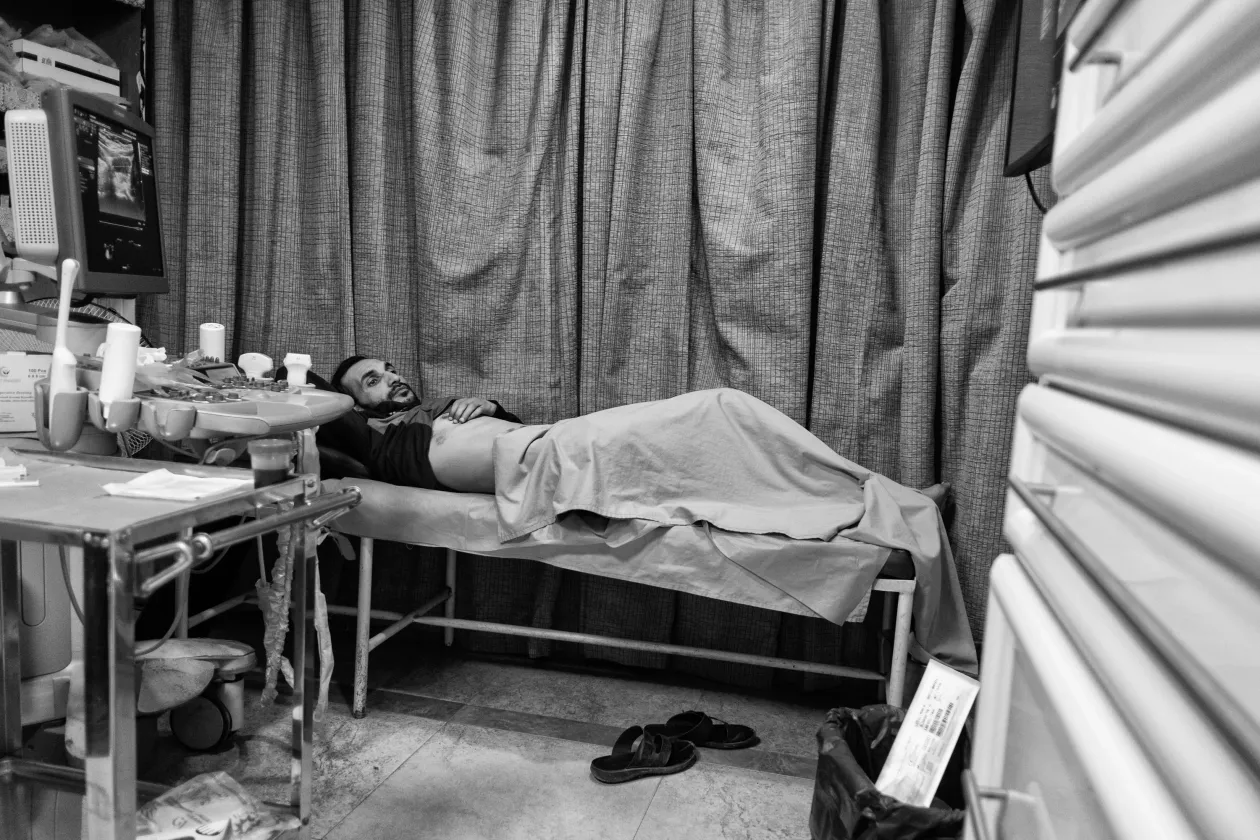 Por egy Moon Valley-i otthon padlóján. Ha az ablakokat mindössze fél órára nyitva hagyják, közel egy centiméternyi por rakódik le. Alexandria, Egyiptom, 2018. március 18. Abdelrahman éppen arra készül, hogy folyadékot távolítsanak el a tüdejéből. A kezelésére szükséges pénzt ennek a projektnek a keretében gyűjtötték össze. Alexandria, Egyiptom, 2018. január 9. – Fotó: Mohamed Mahdy (Egypt, Arab Documentary Photography Program)